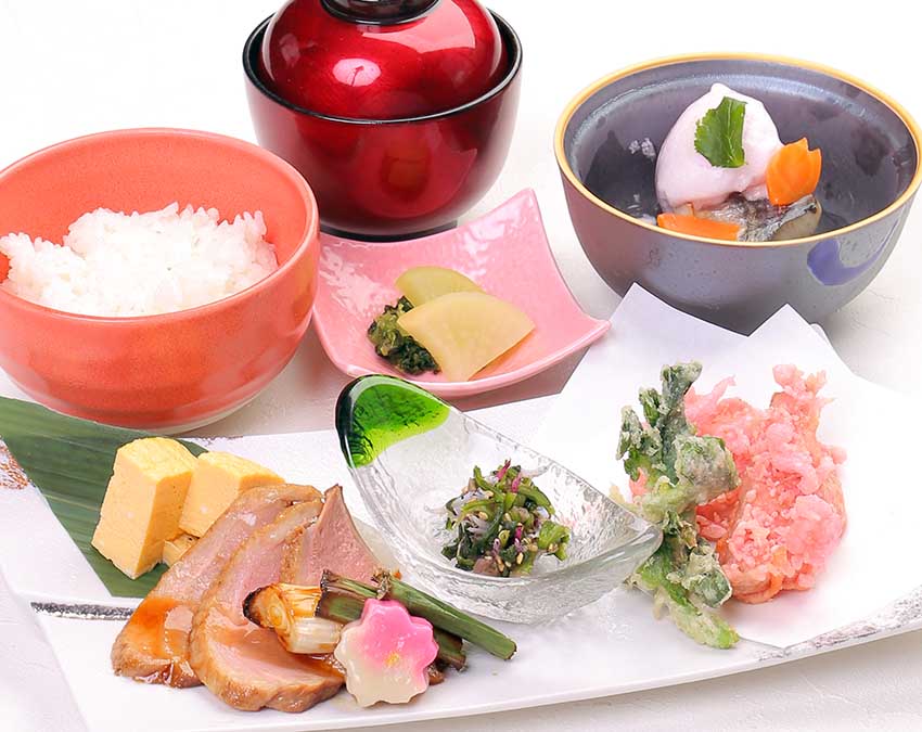 季節の和膳　～鰆の淡雪あんかけと合鴨ロース煮～